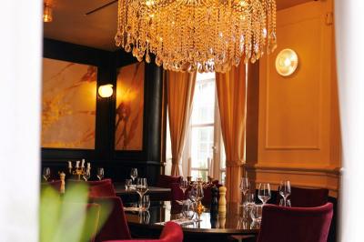 Un comptoir décoratif avec des objets design, éclairé par une lumière chaleureuse et entouré de rideaux blancs.