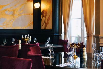 Un comptoir décoratif avec des objets design, éclairé par une lumière chaleureuse et entouré de rideaux blancs.