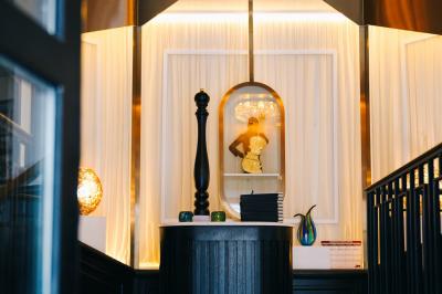 Un comptoir décoratif avec des objets design, éclairé par une lumière chaleureuse et entouré de rideaux blancs.