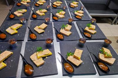 Tranches de saumon fumé garnies de rondelles de citron vert, brins d'aneth et baies roses.