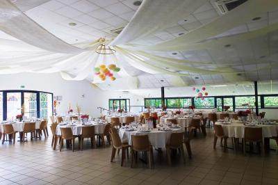 Tranches de saumon fumé garnies de rondelles de citron vert, brins d'aneth et baies roses.
