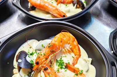 Tranches de saumon fumé garnies de rondelles de citron vert, brins d'aneth et baies roses.