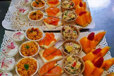 Tranches de saumon fumé garnies de rondelles de citron vert, brins d'aneth et baies roses.