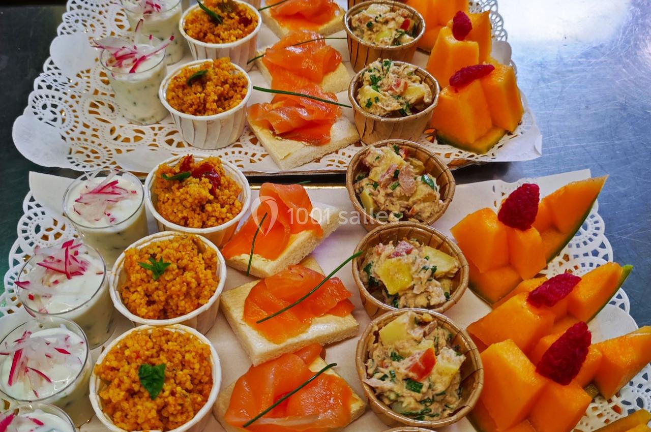 Plateaux de bouchées apéritives variées comprenant saumon, taboulé, rillettes, melon et verrines de sauce.