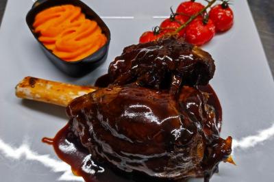 Tranches de saumon fumé garnies de rondelles de citron vert, brins d'aneth et baies roses.