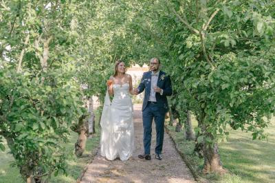 Salle spacieuse avec canapés, baby-foot, table de jeux et grandes fenêtres donnant sur un extérieur arboré.