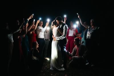 Salle spacieuse avec canapés, baby-foot, table de jeux et grandes fenêtres donnant sur un extérieur arboré.