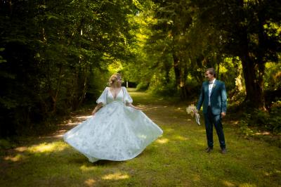 Salle spacieuse avec canapés, baby-foot, table de jeux et grandes fenêtres donnant sur un extérieur arboré.