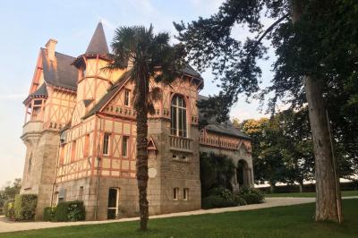 Cuisine professionnelle équipée avec plaques de cuisson, étagères, réfrigérateur, évier et équipements de sécurité visibles.