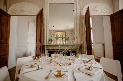 Cuisine professionnelle équipée avec plaques de cuisson, étagères, réfrigérateur, évier et équipements de sécurité visibles.