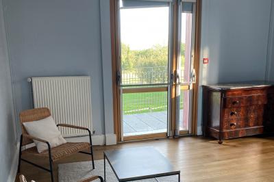 Cuisine professionnelle équipée avec plaques de cuisson, étagères, réfrigérateur, évier et équipements de sécurité visibles.