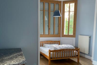 Cuisine professionnelle équipée avec plaques de cuisson, étagères, réfrigérateur, évier et équipements de sécurité visibles.