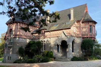 Cuisine professionnelle équipée avec plaques de cuisson, étagères, réfrigérateur, évier et équipements de sécurité visibles.