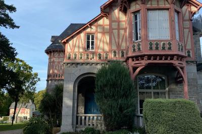 Cuisine professionnelle équipée avec plaques de cuisson, étagères, réfrigérateur, évier et équipements de sécurité visibles.