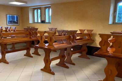 Cuisine professionnelle équipée avec plaques de cuisson, étagères, réfrigérateur, évier et équipements de sécurité visibles.