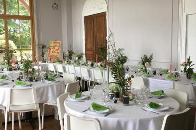 Cuisine professionnelle équipée avec plaques de cuisson, étagères, réfrigérateur, évier et équipements de sécurité visibles.