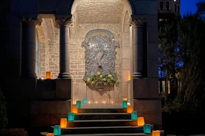 Cuisine professionnelle équipée avec plaques de cuisson, étagères, réfrigérateur, évier et équipements de sécurité visibles.