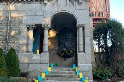 Cuisine professionnelle équipée avec plaques de cuisson, étagères, réfrigérateur, évier et équipements de sécurité visibles.