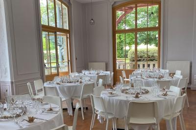 Cuisine professionnelle équipée avec plaques de cuisson, étagères, réfrigérateur, évier et équipements de sécurité visibles.