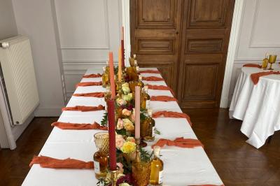 Cuisine professionnelle équipée avec plaques de cuisson, étagères, réfrigérateur, évier et équipements de sécurité visibles.