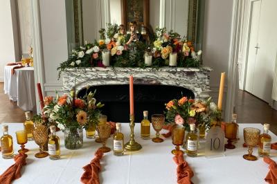 Cuisine professionnelle équipée avec plaques de cuisson, étagères, réfrigérateur, évier et équipements de sécurité visibles.