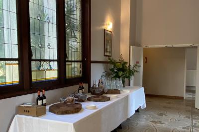 Cuisine professionnelle équipée avec plaques de cuisson, étagères, réfrigérateur, évier et équipements de sécurité visibles.