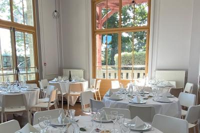 Cuisine professionnelle équipée avec plaques de cuisson, étagères, réfrigérateur, évier et équipements de sécurité visibles.