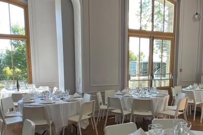 Cuisine professionnelle équipée avec plaques de cuisson, étagères, réfrigérateur, évier et équipements de sécurité visibles.