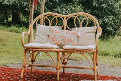 Cuisine professionnelle équipée avec plaques de cuisson, étagères, réfrigérateur, évier et équipements de sécurité visibles.