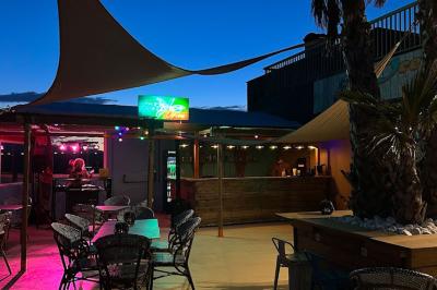 Assiette de dessert composée de crème glacée, purée orange, garnitures croquantes et feuilles de menthe.