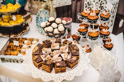 Assiette de dessert composée de crème glacée, purée orange, garnitures croquantes et feuilles de menthe.
