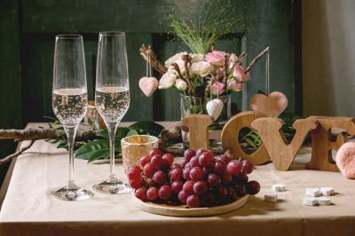 Assiette de dessert composée de crème glacée, purée orange, garnitures croquantes et feuilles de menthe.