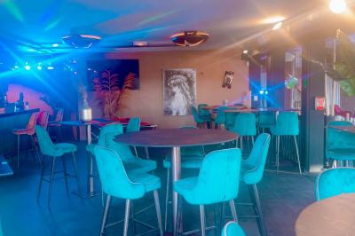 Assiette de dessert composée de crème glacée, purée orange, garnitures croquantes et feuilles de menthe.