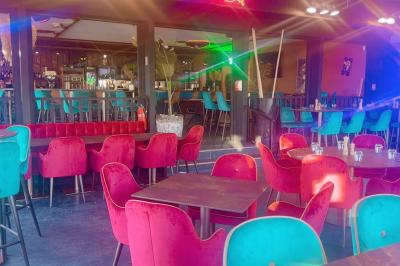 Assiette de dessert composée de crème glacée, purée orange, garnitures croquantes et feuilles de menthe.