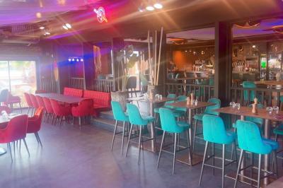 Assiette de dessert composée de crème glacée, purée orange, garnitures croquantes et feuilles de menthe.