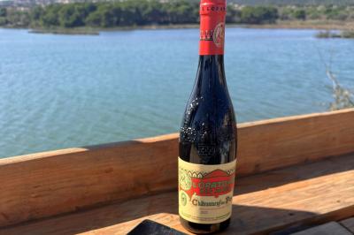 Assiette de dessert composée de crème glacée, purée orange, garnitures croquantes et feuilles de menthe.