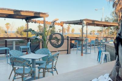 Assiette de dessert composée de crème glacée, purée orange, garnitures croquantes et feuilles de menthe.