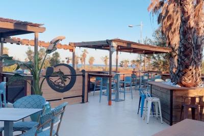 Assiette de dessert composée de crème glacée, purée orange, garnitures croquantes et feuilles de menthe.