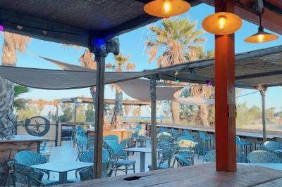 Assiette de dessert composée de crème glacée, purée orange, garnitures croquantes et feuilles de menthe.