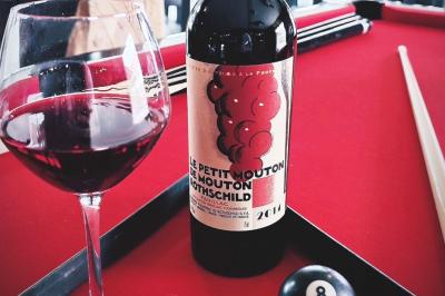 Assiette de dessert composée de crème glacée, purée orange, garnitures croquantes et feuilles de menthe.