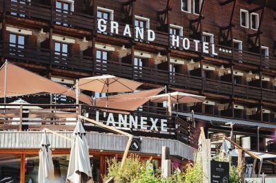 Logo du Grand Hôtel Serre Chevalier avec un dessin stylisé de montagne en noir et blanc.