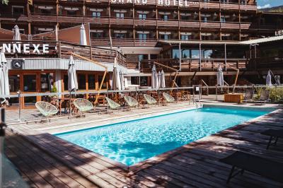 Logo du Grand Hôtel Serre Chevalier avec un dessin stylisé de montagne en noir et blanc.