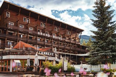 Logo du Grand Hôtel Serre Chevalier avec un dessin stylisé de montagne en noir et blanc.