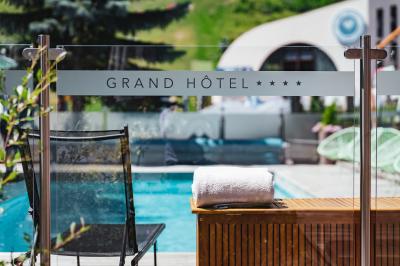 Logo du Grand Hôtel Serre Chevalier avec un dessin stylisé de montagne en noir et blanc.