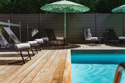 Logo du Grand Hôtel Serre Chevalier avec un dessin stylisé de montagne en noir et blanc.