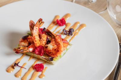Logo du Grand Hôtel Serre Chevalier avec un dessin stylisé de montagne en noir et blanc.