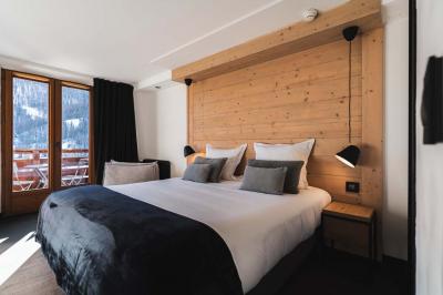 Logo du Grand Hôtel Serre Chevalier avec un dessin stylisé de montagne en noir et blanc.