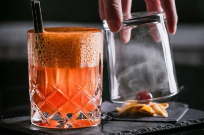 Logo du Grand Hôtel Serre Chevalier avec un dessin stylisé de montagne en noir et blanc.