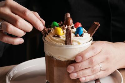 Logo du Grand Hôtel Serre Chevalier avec un dessin stylisé de montagne en noir et blanc.