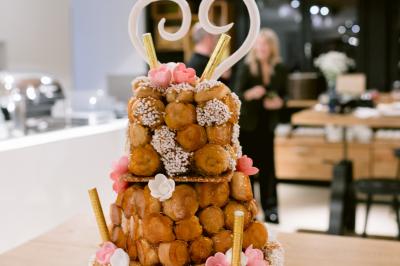 Logo du Grand Hôtel Serre Chevalier avec un dessin stylisé de montagne en noir et blanc.